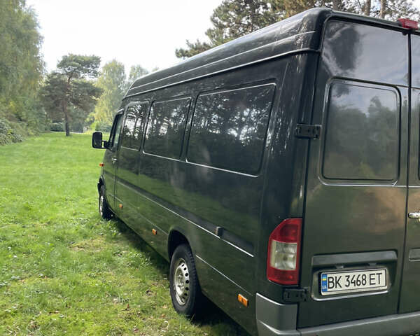 Черный Мерседес Sprinter, объемом двигателя 2.15 л и пробегом 450 тыс. км за 15300 $, фото 4 на Automoto.ua