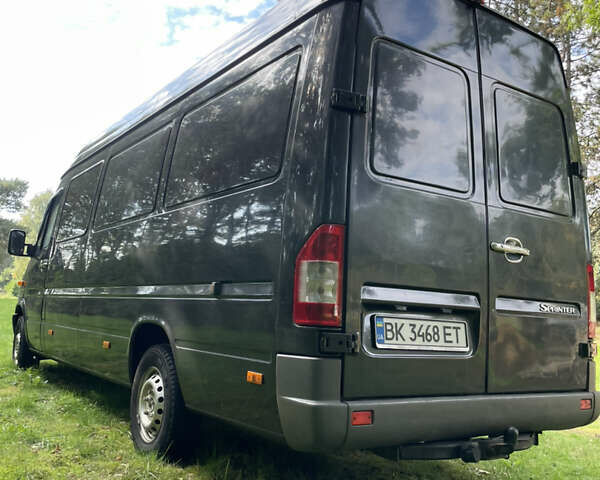 Черный Мерседес Sprinter, объемом двигателя 2.15 л и пробегом 450 тыс. км за 15300 $, фото 5 на Automoto.ua