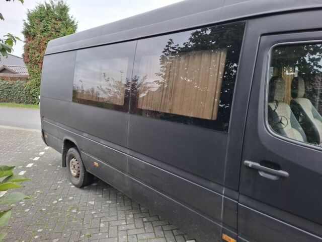 Черный Мерседес Sprinter, объемом двигателя 2.2 л и пробегом 770 тыс. км за 8000 $, фото 2 на Automoto.ua