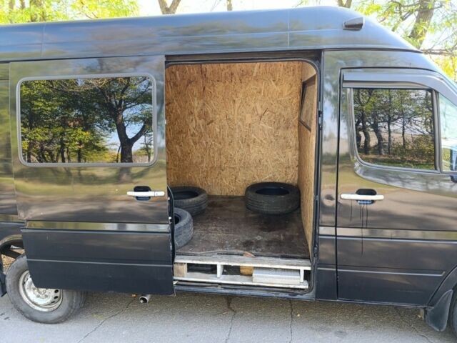 Черный Мерседес Sprinter, объемом двигателя 2.2 л и пробегом 280 тыс. км за 6000 $, фото 9 на Automoto.ua