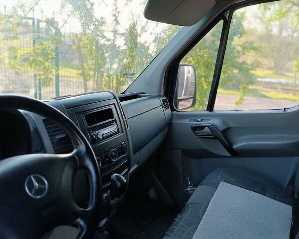 Черный Мерседес Sprinter, объемом двигателя 2.15 л и пробегом 300 тыс. км за 10000 $, фото 4 на Automoto.ua