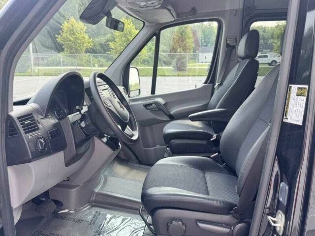 Черный Мерседес Sprinter, объемом двигателя 2.1 л и пробегом 121 тыс. км за 10500 $, фото 9 на Automoto.ua