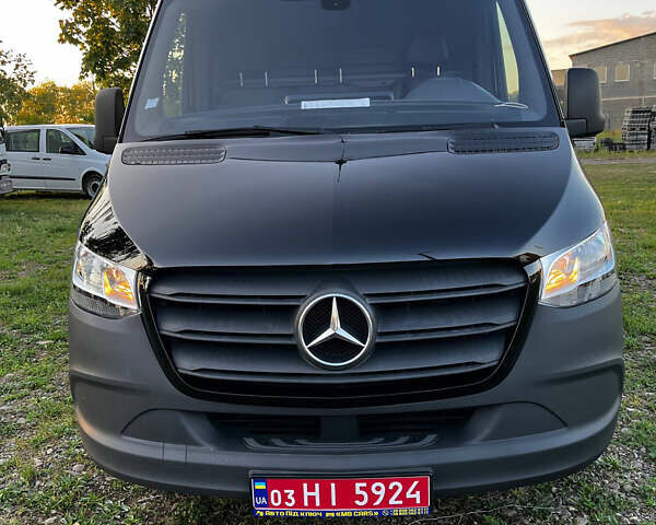 Черный Мерседес Sprinter, объемом двигателя 2.2 л и пробегом 208 тыс. км за 25000 $, фото 2 на Automoto.ua
