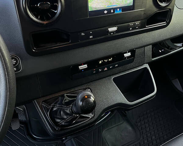 Черный Мерседес Sprinter, объемом двигателя 2.2 л и пробегом 208 тыс. км за 25000 $, фото 22 на Automoto.ua