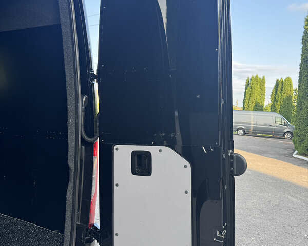 Черный Мерседес Sprinter, объемом двигателя 3 л и пробегом 120 тыс. км за 55990 $, фото 61 на Automoto.ua