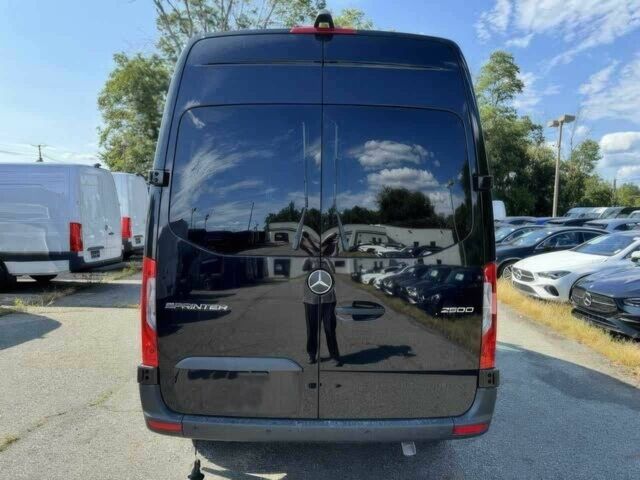 Черный Мерседес Sprinter, объемом двигателя 2 л и пробегом 15 тыс. км за 20000 $, фото 5 на Automoto.ua