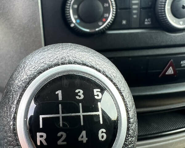 Черный Мерседес Sprinter, объемом двигателя 3 л и пробегом 680 тыс. км за 30000 $, фото 31 на Automoto.ua