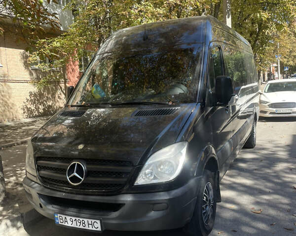 Черный Мерседес Sprinter, объемом двигателя 2.7 л и пробегом 485 тыс. км за 20000 $, фото 3 на Automoto.ua
