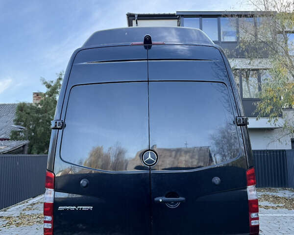 Черный Мерседес Sprinter, объемом двигателя 2.2 л и пробегом 660 тыс. км за 31459 $, фото 3 на Automoto.ua