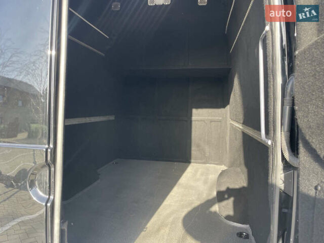Черный Мерседес Sprinter, объемом двигателя 2.99 л и пробегом 330 тыс. км за 62165 $, фото 3 на Automoto.ua