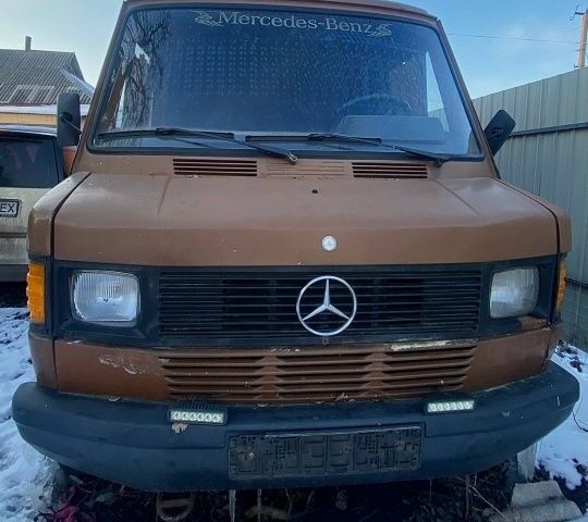 Коричневый Мерседес Sprinter, объемом двигателя 2.4 л и пробегом 333 тыс. км за 1300 $, фото 1 на Automoto.ua