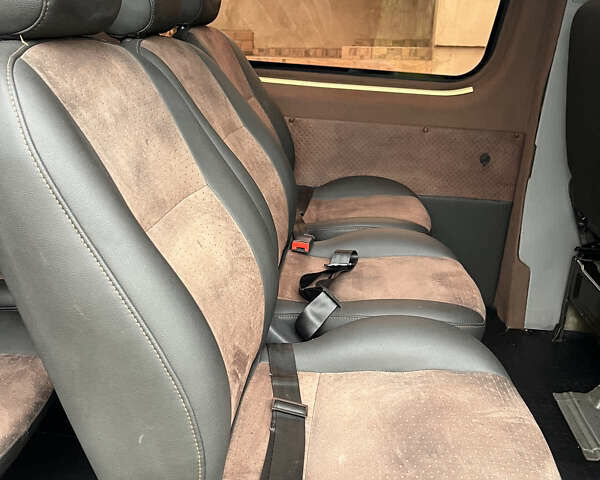 Коричневый Мерседес Sprinter, объемом двигателя 2.15 л и пробегом 208 тыс. км за 11200 $, фото 3 на Automoto.ua