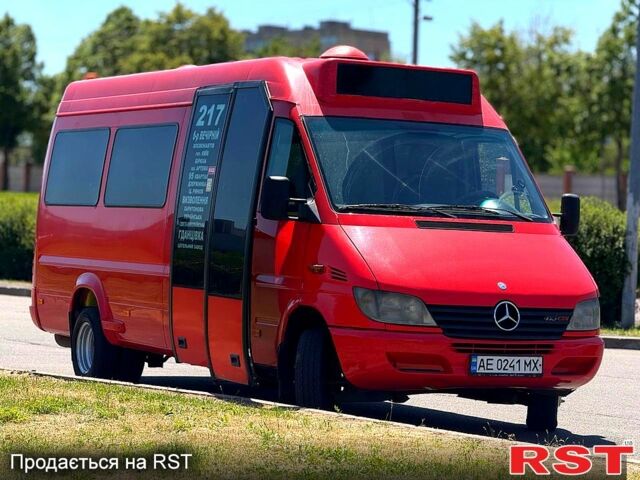 Красный Мерседес Sprinter, объемом двигателя 2.2 л и пробегом 716 тыс. км за 9800 $, фото 1 на Automoto.ua