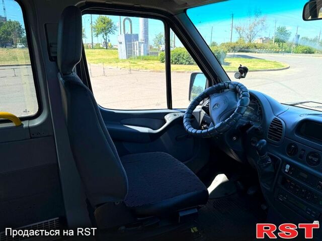 Красный Мерседес Sprinter, объемом двигателя 2.2 л и пробегом 716 тыс. км за 9800 $, фото 9 на Automoto.ua