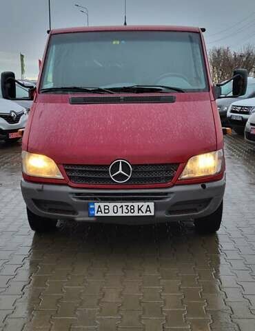 Красный Мерседес Sprinter, объемом двигателя 2.69 л и пробегом 677 тыс. км за 15900 $, фото 2 на Automoto.ua
