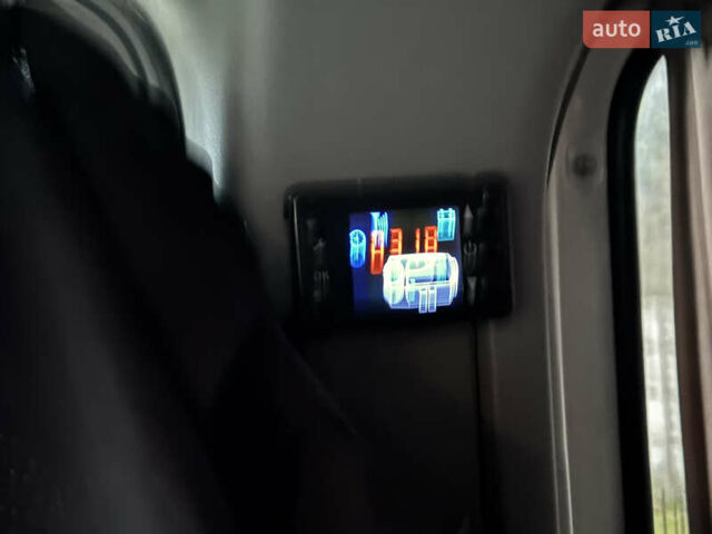 Красный Мерседес Sprinter, объемом двигателя 2.2 л и пробегом 550 тыс. км за 15000 $, фото 17 на Automoto.ua