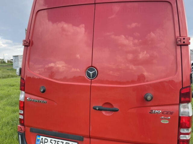Красный Мерседес Sprinter, объемом двигателя 3 л и пробегом 230 тыс. км за 31280 $, фото 2 на Automoto.ua