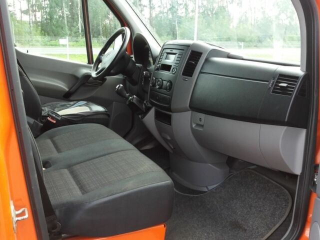 Красный Мерседес Sprinter, объемом двигателя 2.2 л и пробегом 375 тыс. км за 15300 $, фото 7 на Automoto.ua