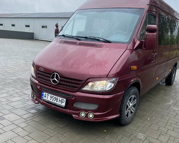 Красный Мерседес Sprinter, объемом двигателя 2.7 л и пробегом 600 тыс. км за 11800 $, фото 3 на Automoto.ua