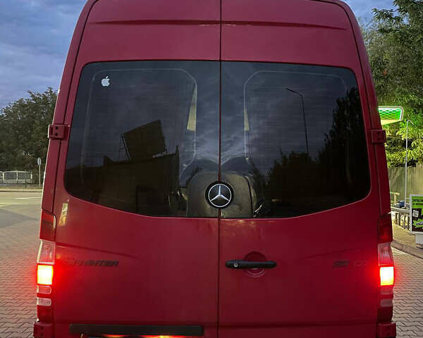Красный Мерседес Sprinter, объемом двигателя 2.15 л и пробегом 760 тыс. км за 14000 $, фото 2 на Automoto.ua