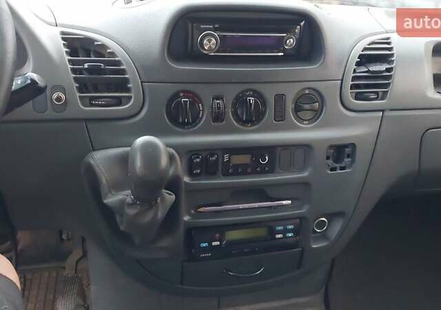 Красный Мерседес Sprinter, объемом двигателя 2.2 л и пробегом 390 тыс. км за 5800 $, фото 2 на Automoto.ua