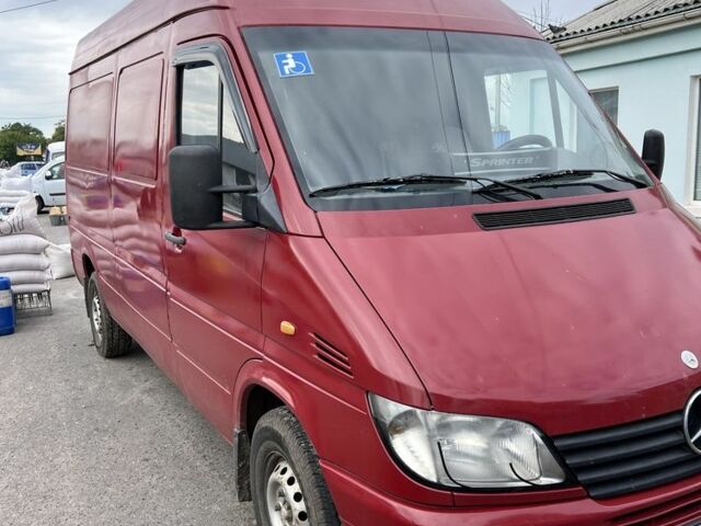 Красный Мерседес Sprinter, объемом двигателя 2.1 л и пробегом 500 тыс. км за 7500 $, фото 1 на Automoto.ua