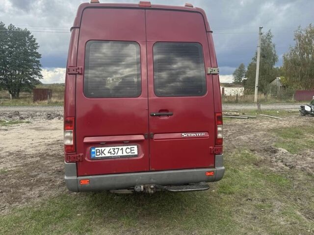 Красный Мерседес Sprinter, объемом двигателя 2.1 л и пробегом 562 тыс. км за 10500 $, фото 1 на Automoto.ua