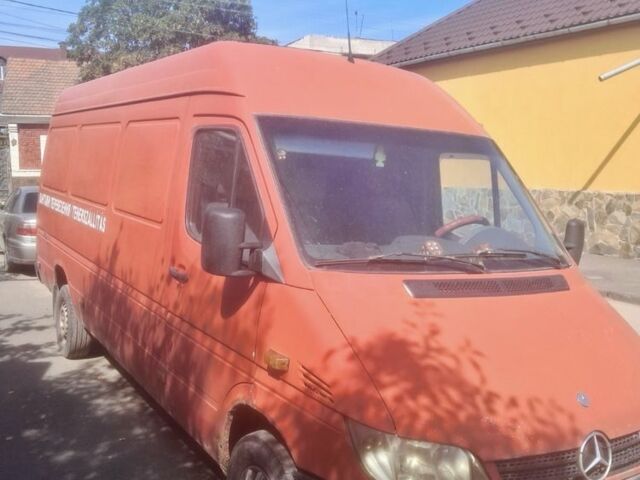 Красный Мерседес Sprinter, объемом двигателя 2.2 л и пробегом 750 тыс. км за 4500 $, фото 4 на Automoto.ua