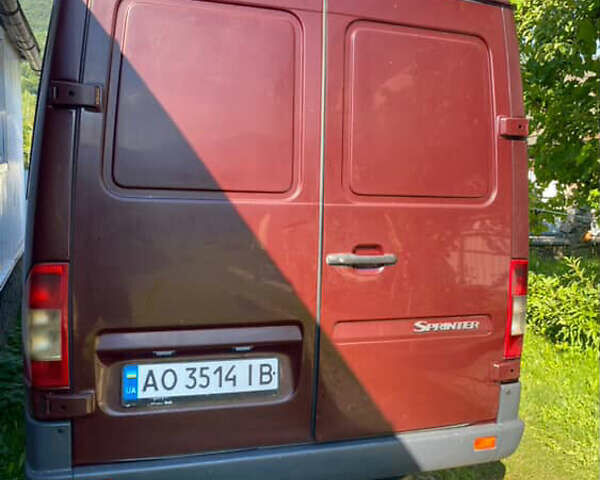 Красный Мерседес Sprinter, объемом двигателя 2.7 л и пробегом 700 тыс. км за 8300 $, фото 2 на Automoto.ua