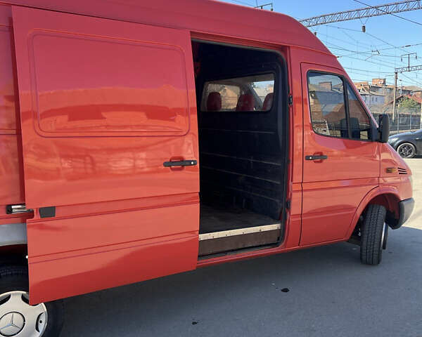 Красный Мерседес Sprinter, объемом двигателя 2.15 л и пробегом 263 тыс. км за 12500 $, фото 4 на Automoto.ua