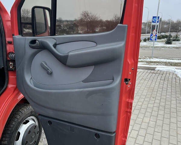 Красный Мерседес Sprinter, объемом двигателя 2.15 л и пробегом 263 тыс. км за 12500 $, фото 14 на Automoto.ua