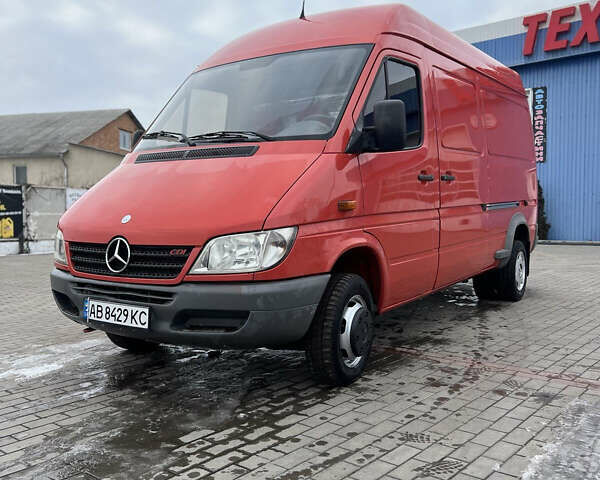 Красный Мерседес Sprinter, объемом двигателя 2.15 л и пробегом 263 тыс. км за 12500 $, фото 1 на Automoto.ua