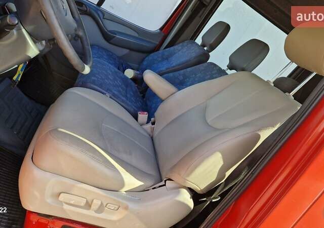 Красный Мерседес Sprinter, объемом двигателя 2.2 л и пробегом 542 тыс. км за 7600 $, фото 1 на Automoto.ua