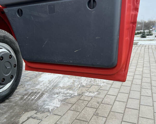 Красный Мерседес Sprinter, объемом двигателя 2.15 л и пробегом 263 тыс. км за 12500 $, фото 16 на Automoto.ua