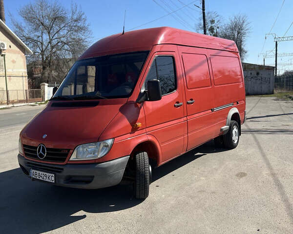 Красный Мерседес Sprinter, объемом двигателя 2.15 л и пробегом 263 тыс. км за 12500 $, фото 2 на Automoto.ua