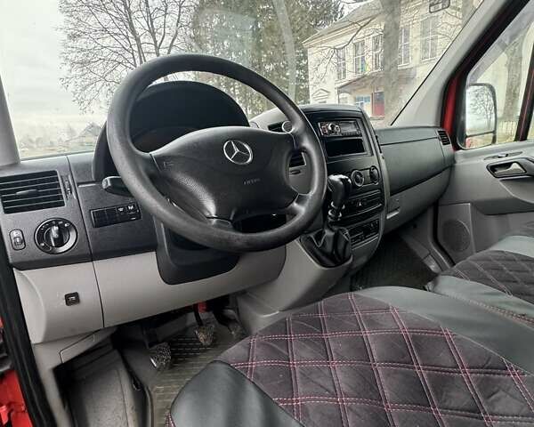 Красный Мерседес Sprinter, объемом двигателя 2.15 л и пробегом 505 тыс. км за 12900 $, фото 7 на Automoto.ua