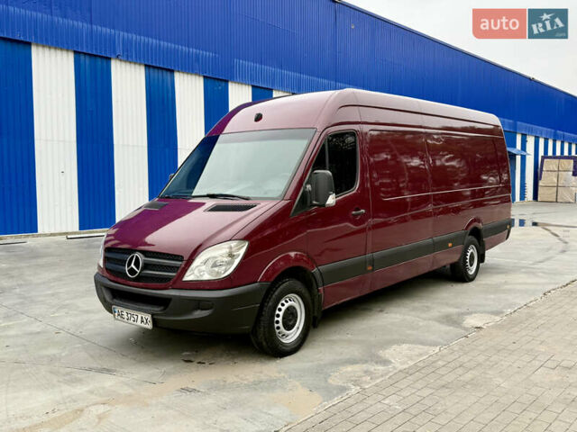 Красный Мерседес Sprinter, объемом двигателя 2.2 л и пробегом 390 тыс. км за 12900 $, фото 1 на Automoto.ua