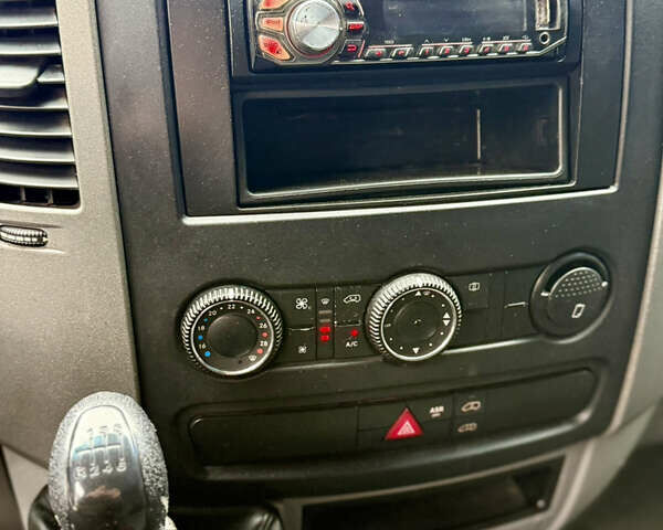 Красный Мерседес Sprinter, объемом двигателя 2.2 л и пробегом 390 тыс. км за 12900 $, фото 17 на Automoto.ua