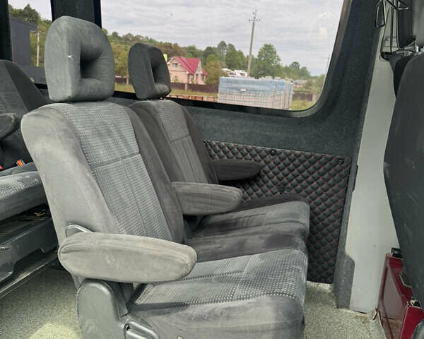 Красный Мерседес Sprinter, объемом двигателя 2.69 л и пробегом 350 тыс. км за 29000 $, фото 13 на Automoto.ua