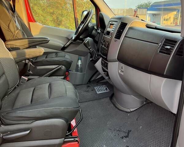 Красный Мерседес Sprinter, объемом двигателя 2.1 л и пробегом 377 тыс. км за 20200 $, фото 7 на Automoto.ua