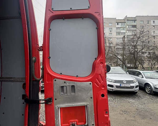 Красный Мерседес Sprinter, объемом двигателя 2.14 л и пробегом 300 тыс. км за 26999 $, фото 10 на Automoto.ua