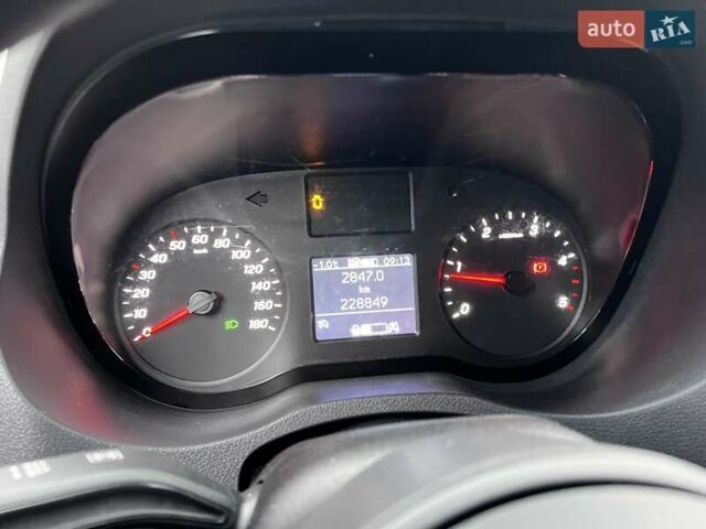 Красный Мерседес Sprinter, объемом двигателя 1.95 л и пробегом 229 тыс. км за 29500 $, фото 3 на Automoto.ua