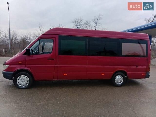 Красный Мерседес Sprinter, объемом двигателя 2.69 л и пробегом 605 тыс. км за 6400 $, фото 1 на Automoto.ua