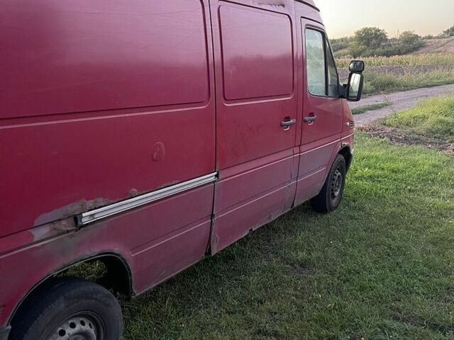 Красный Мерседес Sprinter, объемом двигателя 2.2 л и пробегом 373 тыс. км за 5000 $, фото 3 на Automoto.ua