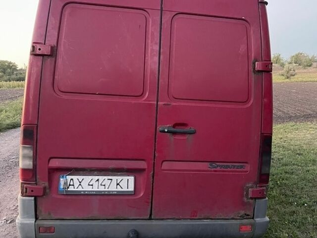 Красный Мерседес Sprinter, объемом двигателя 2.2 л и пробегом 373 тыс. км за 5000 $, фото 5 на Automoto.ua