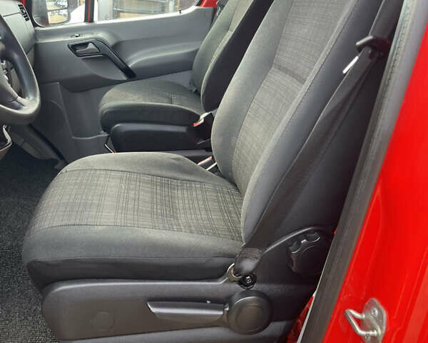 Красный Мерседес Sprinter, объемом двигателя 2.2 л и пробегом 246 тыс. км за 25400 $, фото 13 на Automoto.ua