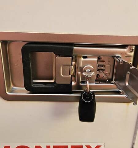 Красный Мерседес Sprinter, объемом двигателя 0 л и пробегом 540 тыс. км за 30355 $, фото 7 на Automoto.ua