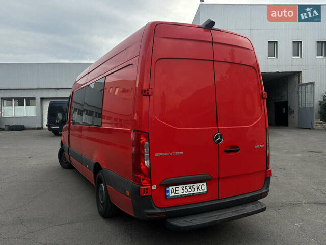 Красный Мерседес Sprinter, объемом двигателя 2.14 л и пробегом 380 тыс. км за 52000 $, фото 2 на Automoto.ua