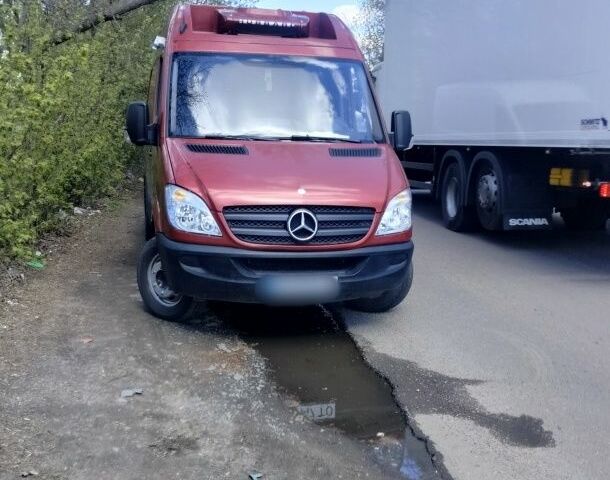 Красный Мерседес Sprinter, объемом двигателя 3 л и пробегом 240 тыс. км за 17500 $, фото 1 на Automoto.ua