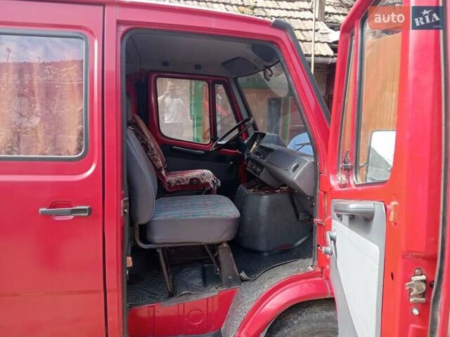 Красный Мерседес Sprinter, объемом двигателя 2.8 л и пробегом 450 тыс. км за 4000 $, фото 2 на Automoto.ua
